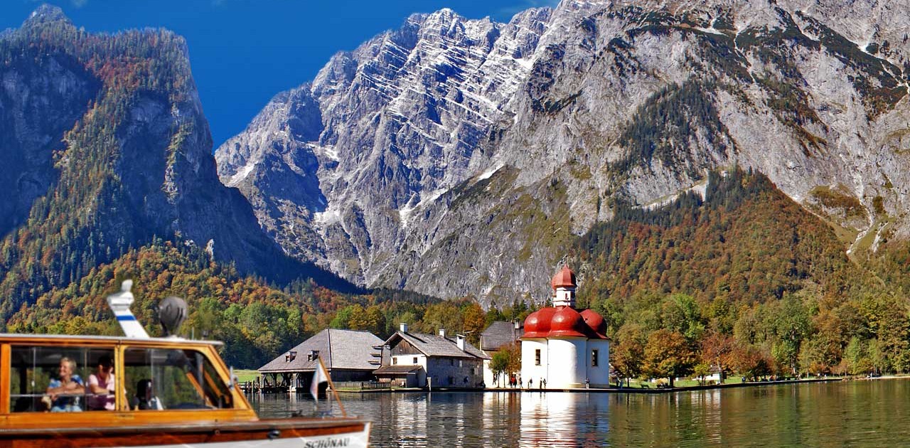 Schiffahrt Königssee mit Kirche St. Bartholomä und Watzmann Ostwand