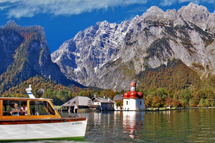 Schiffahrt Königssee mit Kirche St. Bartholomä und Watzmann Ostwand