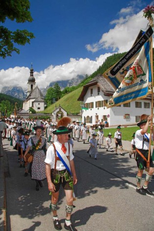 Trachtenumzug im Dorf von Ramsau - mit Kirche