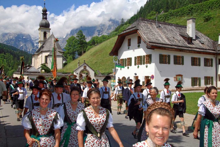 Trachten Umzug im Dorf von Ramsau