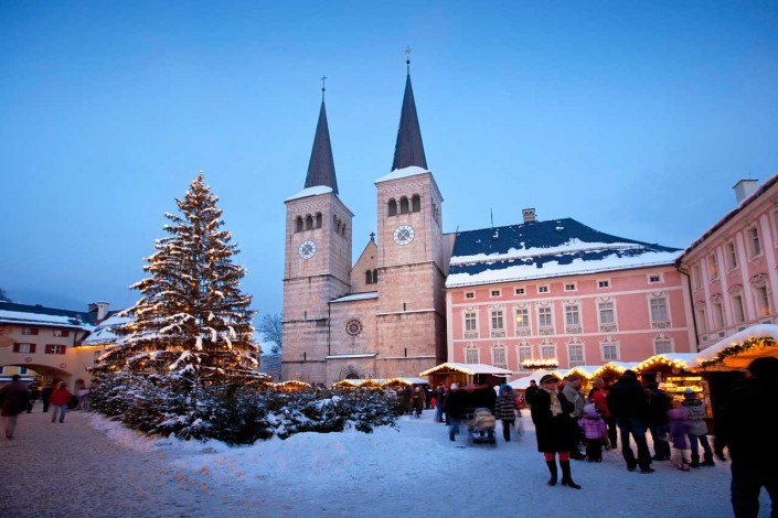 Advent Markt vor der Stiftskirche im Markt Berchtesgaden