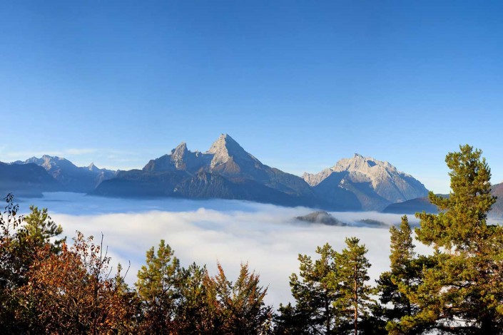 Berchtesgadener Land mit Watzmann im Nebel